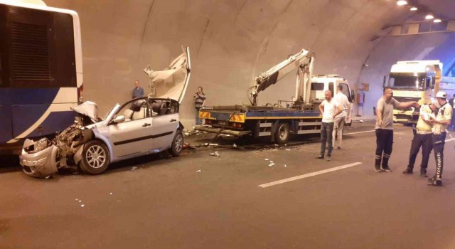 Ankarada otomobil belediye otobüsünün altına girdi: 3 yaralı