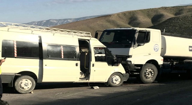 Ankarada tarım işçilerini taşıyan minibüs su tankeri ile çarpıştı: 8 yaralı