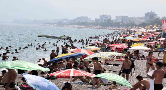 Antalya sahillerinde bayram yoğunluğu