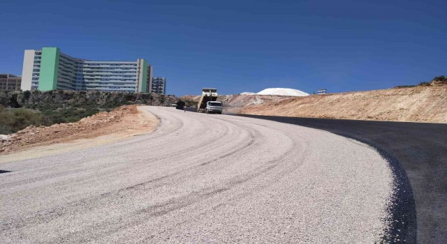 Antalya Şehir Hastanesine ulaşımı sağlayacak sathi asfalt çalışmalarını tamamlandı
