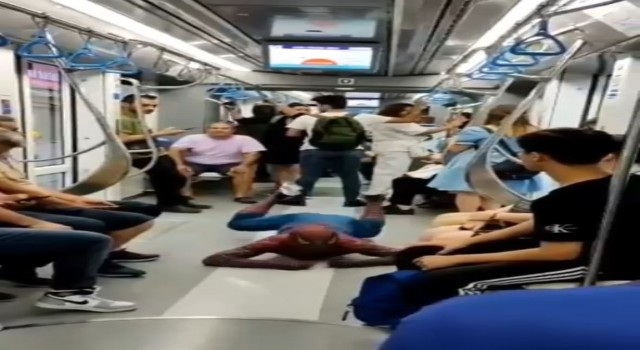 Antalyada acemi Örümcek Adamın tramvaydaki gösterisi yolcuları gülme krizine soktu