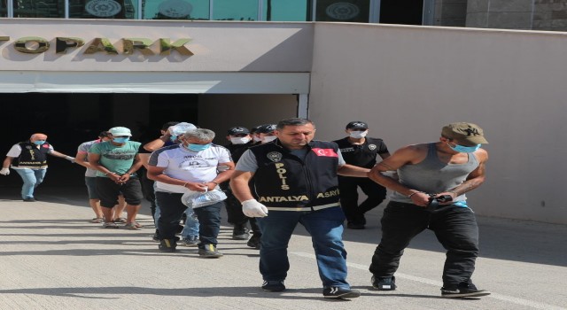 Antalyada eş zamanlı operasyon: Aranan 49 şahıs yakalandı