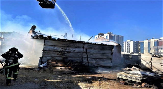 Antalyada gecekonduyu küle çeviren yangın ekipleri seferber etti