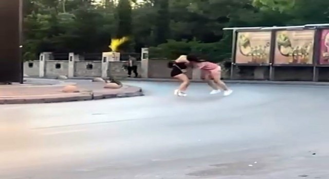 Antalyada iki kadın cadde ortasında saç saça baş başa birbirine girdi