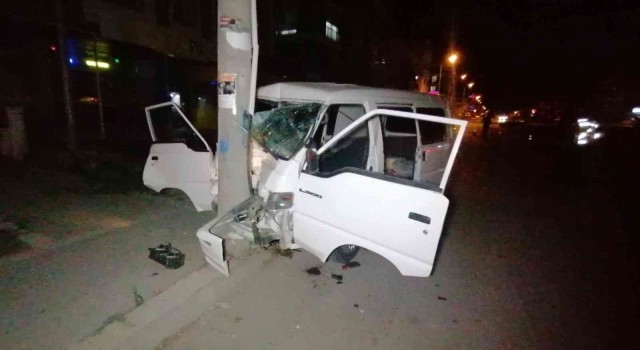 Antalyada kamyonet elektrik direğine çarptı: 3 yaralı