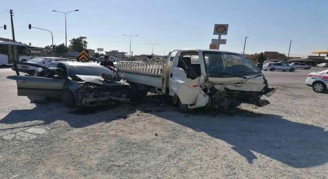 Antalyada kamyonetle otomobil çarpıştı: 3 yaralı