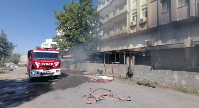 Antalyada korkutan depo yangını