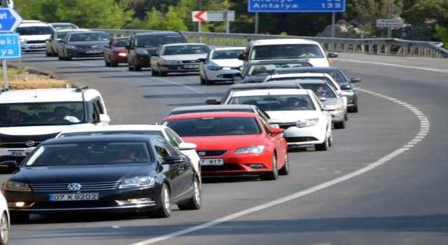 Antalyada motorlu kara taşıtı sayısı 1 ayda 10 bin 704 arttı