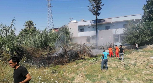 Antalyada otel lojmanı arkasındaki alanda çıkan yangın büyümeden söndürüldü