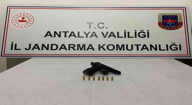 Antalyada şüpheli şahsın aracında tabanca ele geçirildi