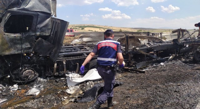 Antalyada tır ve kamyon çarpıştı: 3 ölü, 1 yaralı