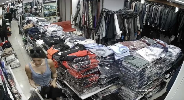 Antalyada turistin butikten kıyafet hırsızlığı kameraya yansıdı