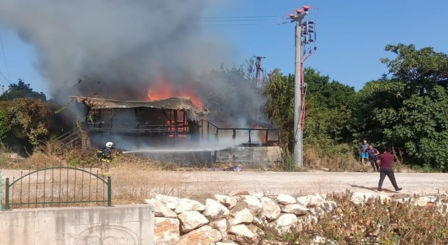 Antalyada yangında bir ev kullanılamaz hale geldi