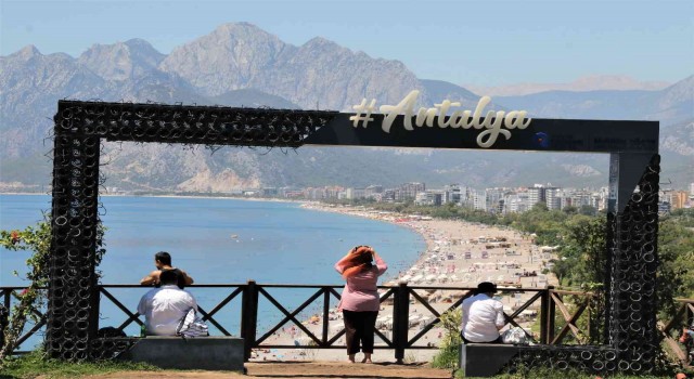 Antalyanın simgelerinden çiçekli fotoğraf çerçevesi aşırı sıcaklara dayanamayarak kurudu