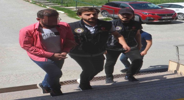 Aracında 46 binden fazla uyuşturucu hap yakalatan şahıs emniyet personeli çıktı