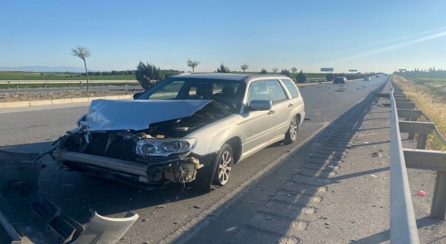 Aracının kontrolünü kaybedip bariyerlere çarptı: 2 yaralı