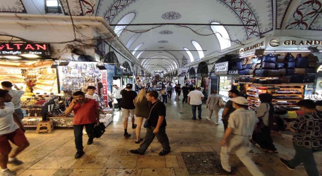 Arefe Gününde Kapalıçarşıda turist yoğunluğu