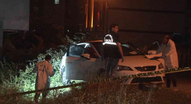 Arnavutköyde araç içerisinde bulunan aileye silahlı saldırı: 1 ölü 2 yaralı