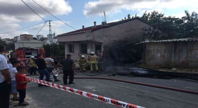 Arnavutköyde çocukların oyun oynarken yaktığı baraka küle döndü