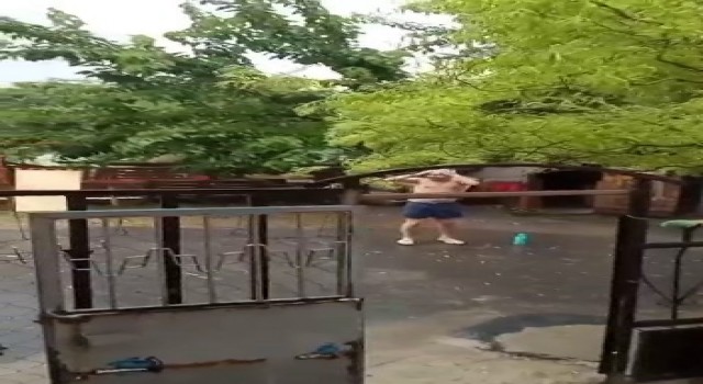 Arnavutköyde vatandaş eline şampuanını alıp yağmurda yıkandı