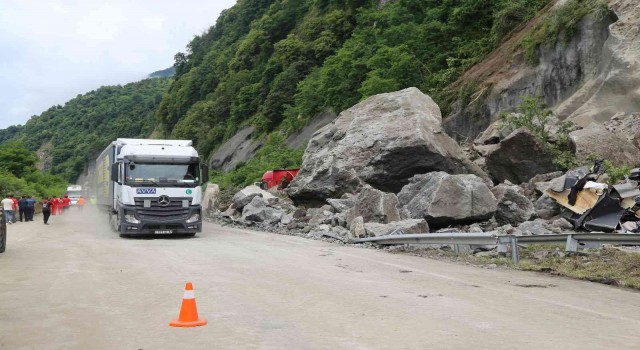 Artvinin Kemalpaşa ilçesindeki heyelanın ardından Karadeniz Sahil Yolu kontrollü olarak ulaşıma açıldı