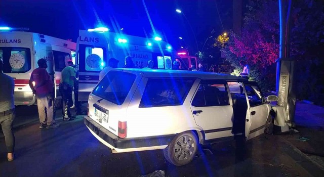 Aşırı alkollü sürücü aydınlatma direğine çarptı; 2 yaralı