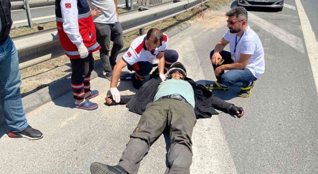 Ataşehirde, motosiklet ticari taksiye çarptı
