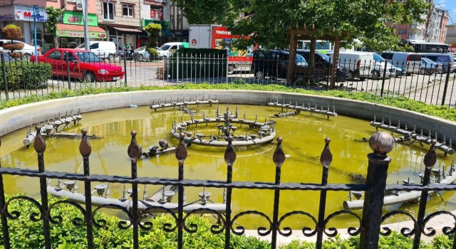 Atatürk Parkı bakımsızlıktan kaderine bırakıldı