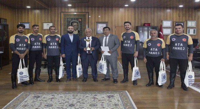 Atatürk Üniversitesi atlı spor kulübünden Rektör Çomaklıya ziyaret