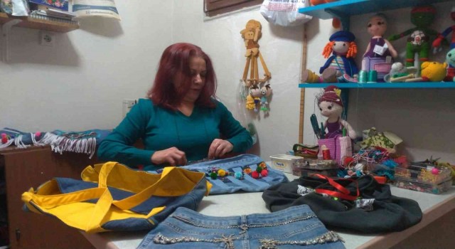 Atık malzemeleri giysi ve aksesuara dönüştürüyor