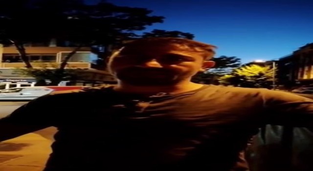 Atık toplayıcısının Türk bayrağı sevgisi görenleri duygulandırdı