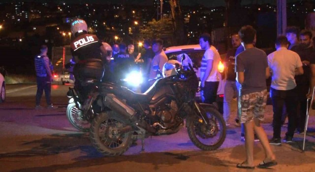 Avcılarda fabrika yangınının çıktığı caddede trafik akışını sağlayan bekçiye araba çarptı