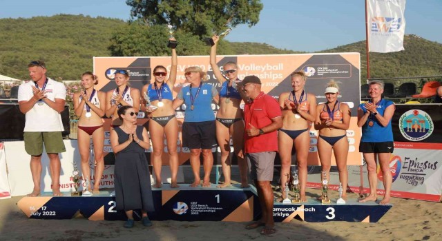 Avrupanın en iyi voleybolcuları Pamucak Sahilinde kupa kaldırdı