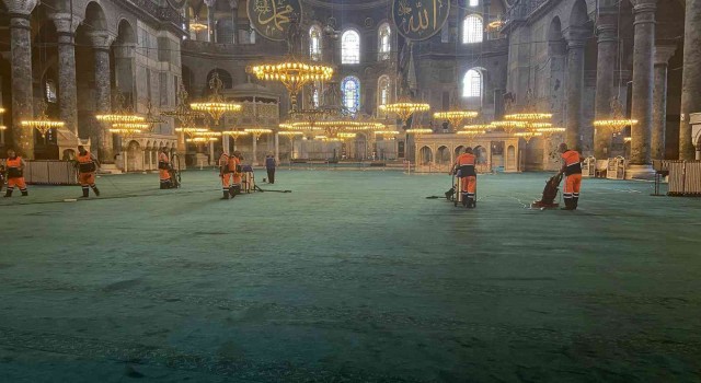 Ayasofya-i Kebir Camiinde Kurban Bayramı temizliği