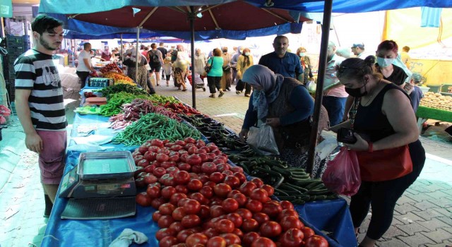 Aydında pazarda fiyatlar yarıya düştü