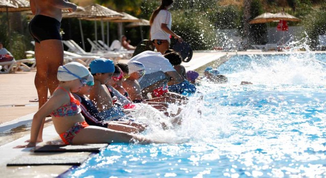 Aydınlı çocuklar Atatürk Spor Kompleksinde yüzme öğreniyor