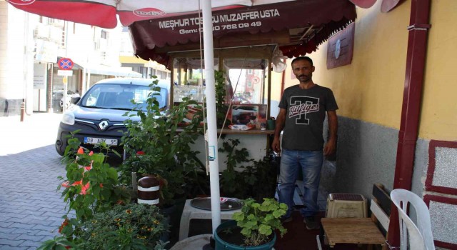 Aydınlı tostçu işyerinde kendi bahçesini oluşturdu