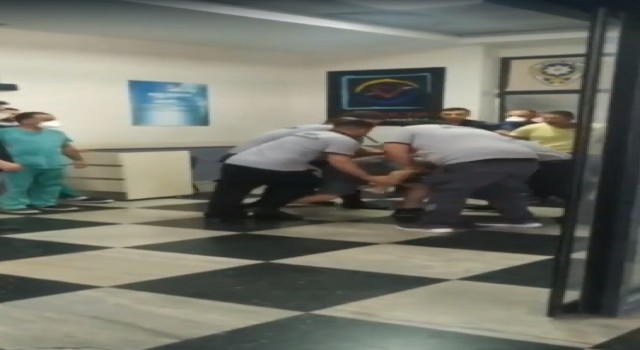 Baba-oğul hastanede 2 güvenlikçiyi darp etti, üstlerinden 3 bıçak ve 1 satır çıktı