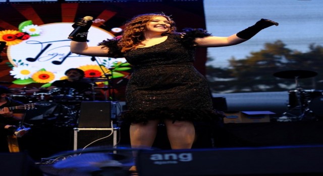 Babaanne acısıyla Bursada konser verdi