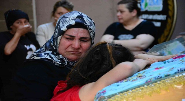 Babası tarafından bıçaklanarak öldürülen annesinin tabutuna sarılıp ağladı