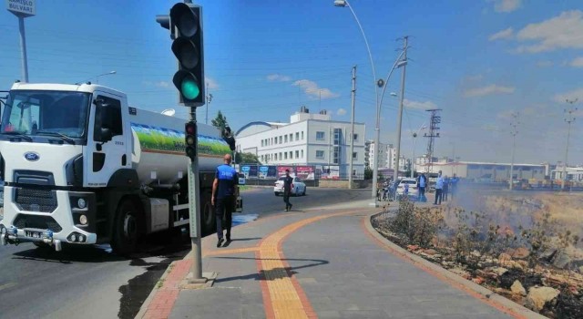 Bağlar Belediyesi ekiplerinden anız yangınına müdahale