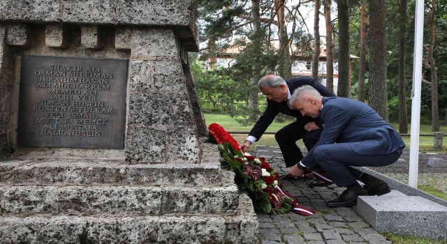 Bakan Akar, Letonyadaki Cesis Türk Şehitliğini ziyaret etti