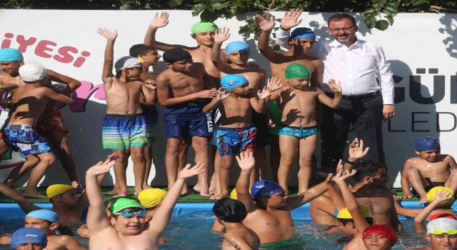 Bakan Kasapoğlu: “Amacımız yüzme öğrenmek isteyen herkese yüzmeyi öğretmek”