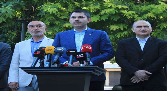 Bakan Kurum bayram namazını Konyada kıldı