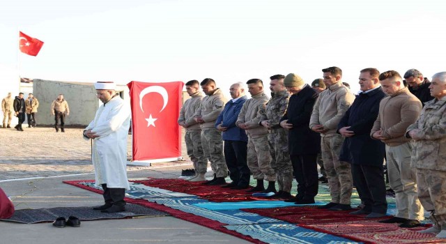 Bakan Soylu, bayram namazını üs bölgesindeki askerlerle kıldı