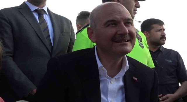 Bakan Soylu, trafik tayfa aracında çocuklarla çizgi film izledi