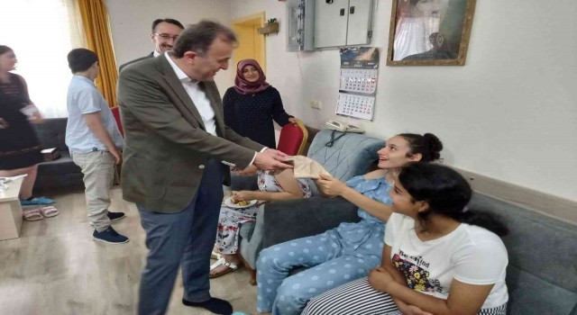 Bakan Yardımcısı Duran, bayramda yaşlı ve çocukları yalnız bırakmadı
