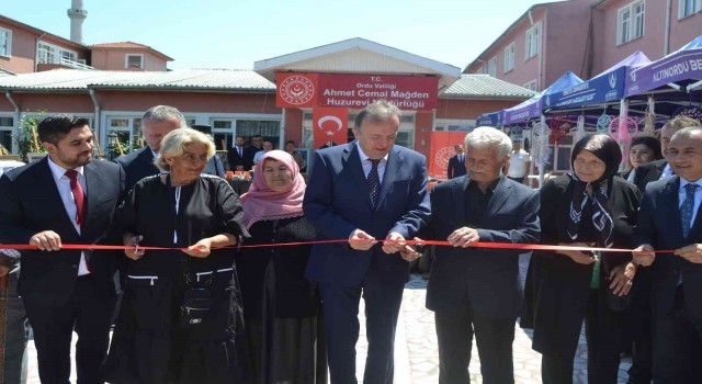 Bakan Yardımcısı Rıdvan Duran, huzurevi sakinlerince hazırlanan sergi açılışına katıldı