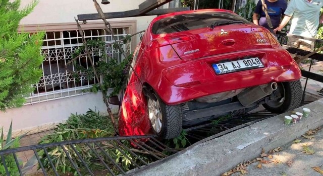 Bakırköyde kaza yapan araç evin bahçesine uçtu: 1 yaralı