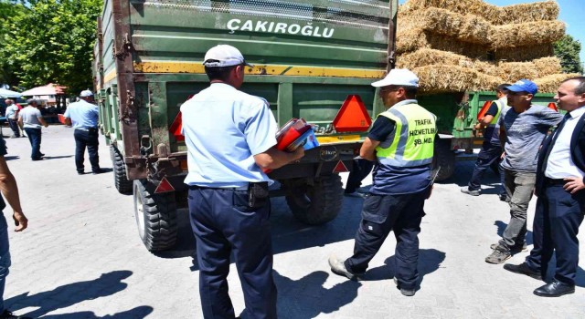 Balıkesir Büyükşehirden traktör sahiplerine reflektör desteği